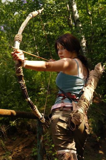 Tomb Raider (2013) - Косплей Лары Крофт)